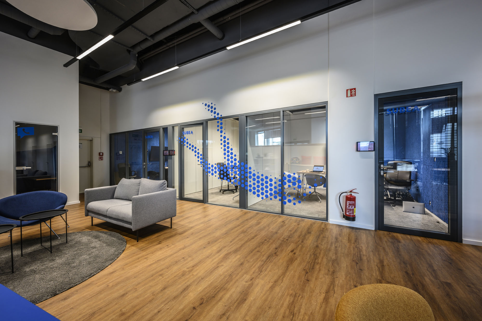 Glasdekor mit Sportthematik für flexible, moderne Büros