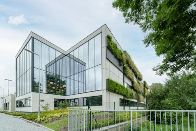 Das neue Gebäude der Regionalbibliothek Vysočina wurde im Einklang mit der umliegenden Natur gebaut