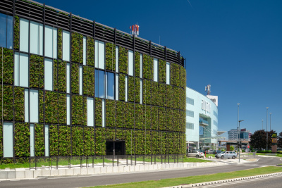 Aupark Bratislava hat eine Grünfassade von LIKO-S — und kandidiert für Bau des Jahres 2025